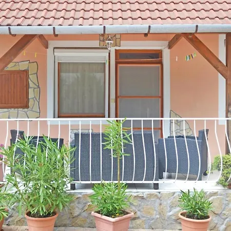 Six-bedroom Holiday In 度假居