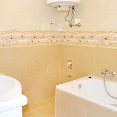 Six-bedroom Holiday In 度假居