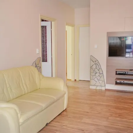 度假居 Six-bedroom Holiday In *