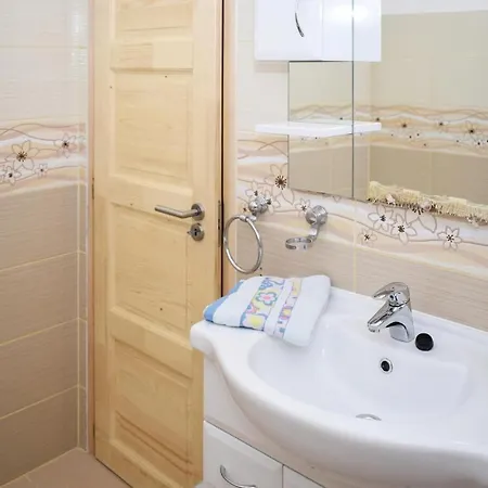 Six-bedroom Holiday In Balatonszárszó