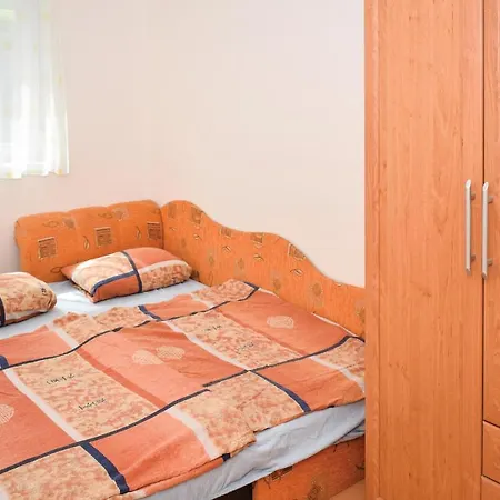 度假居 Six-bedroom Holiday In *